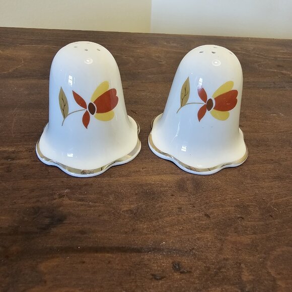 Vintage Hall Jewel Tea Autumn Leaf Salt and Pepper Shakers Ruffle Bottom - Picture 1 of 5